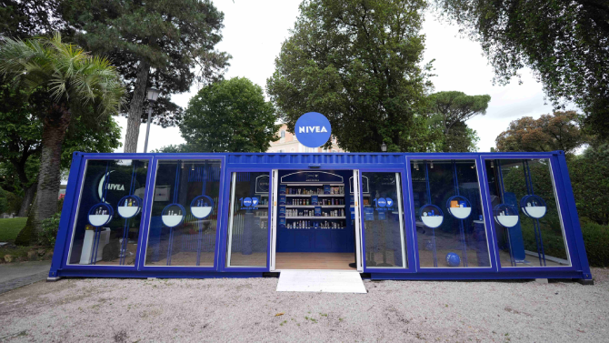NIVEA arriva a Bari con il tour del pop-up store itinerante “100 Anni di Blu” targato Adverteam (Next Group) NIVEA arriva a Bari con il tour del pop-up store itinerante “100 Anni di Blu” targato Adverteam (Next Group)