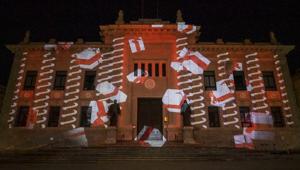 Bergamo festeggia il natale con la mostra-diffusa Christmas Design diffusa in venti piazze e vie del centro: opere interattive firmate da artisti e designer di rilievo