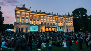 Su il sipario su Piano City Milano, il festival che per la quindicesima edizione trasforma la città in un grande palcoscenico con oltre 250 concerti in più di 130 luoghi diversi