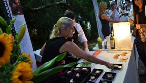 ‘Aspettando il 25esimo Friuli Doc’: dinner show di Friuli Venezia Giulia Via dei Sapori nel piazzale del Castello di Udine. In scena 20 chef, 22 vignaioli e distillatori, e 16 artigiani del gusto