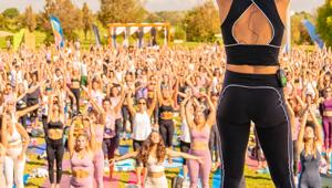 Wanderlust 108, il Mindful Triathlon che unisce corsa, yoga e meditazione torna a Milano, Venezia e Roma con 2night. Al centro delle tappe un villaggio tematico ispirato al viaggio interiore