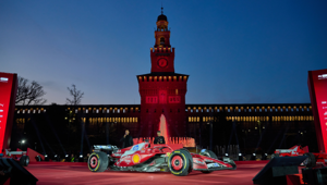 A&S tinge di rosso il Castello Sforzesco per la “Drivers’ Presentation by UniCredit”: 40.000 fan di Ferrari riuniti per vedere Charles Leclerc e Lewis Hamilton