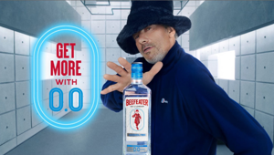 Beefeater 0.0% arruola Jamiroquai per il lancio del nuovo gin analcolico e rivisita l'iconico video di Virtual Insanity