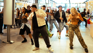 Flashmob a sorpresa: nei McDonald’s di tutta Italia si balla la “Salvaeuro Wallet Dance”