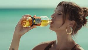 San Benedetto lancia la nuova campagna con Elisabetta Canalis, il nuovo claim Irresistibilmen-thè” e la firma di The Beef .  On air anche Guizza, le acque regionali ed Ecogreen