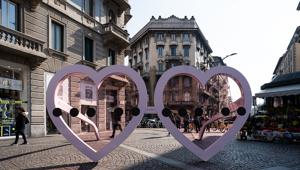 ‘Look with the heart’, Motivi e Piano B lanciano una sfida: una serie di installazioni invitano il pubblico a cambiare punto di vista, guardando la Fashion Week milanese con il cuore