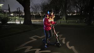 Ford presenta il Christmas Jumper 'Safe Distance' a supporto della campagna 'Share the Road'