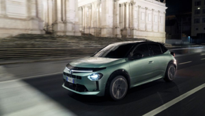 Lancia: a Milano il reveal della Nuova Ypsilon Turbo 100. Strategia multi-energy e nuova campagna con Greta Ferro