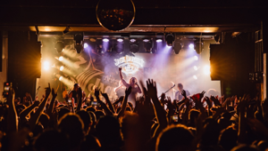 Jack Daniel’s lancia Jack On Tour – Off Stage: la musica dal vivo senza palco infiamma i club italiani con un format rinnovato