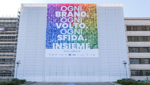 Stellantis: i dipendenti protagonisti sulla facciata della storica Palazzina Uffici di Mirafiori