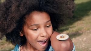 Teneroni e Parmareggio in partnership per una merenda all'italiana. Armando Testa vince la gara e firma la campagna