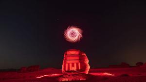 Opere luminose costellano il cielo sopra l’antico sito di Hegra, la maestosa città nel deserto dell’Arabia nord-occidentale
