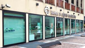 'Stai con chi ti resta vicino': questa la campagna di marketing dei commercianti per la Bcc che resta l'unico sportello bancario a Dairago e Villa Cortese