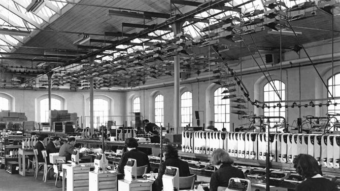 linea di collaudo delle macchine per scrivere portatili lettera 22 nello di stabilimento di aglie 1958 40309711312 o