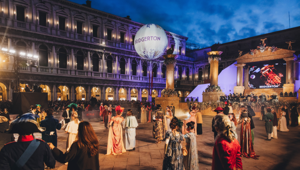 Netflix al Carnevale di Venezia: oltre ventimila partecipanti al gran ballo in stile Bridgerton in Piazza San Marco