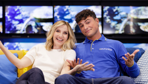 Euronics Italia presenta la nuova campagna Black Fiday 2025 con Lorella Cuccarini e Samu Colajanni, accompagnata dal claim “Sentiti a casa con il Black Friday”. Hagam firma la creatività e DentsuX la pianificazione media