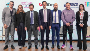 Wizz Air Milano Marathon 2026: la 24ª edizione si rinnova e rivoluziona percorso, charity e festival con l'obiettivo di superare i 15.000 iscritti. Radio Kiss Kiss nuova Radio Partner Wizz Air Milano Marathon 2026: la 24ª edizione si rinnova e rivoluziona percorso, charity e festival con l'obiettivo di superare i 15.000 iscritti. Radio Kiss Kiss nuova Radio Partner