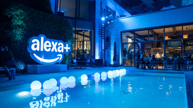 Amazon lancia Alexa+ in Italia con Just People: un’esperienza immersiva sul Lago di Como per il debutto dell'AI generativa