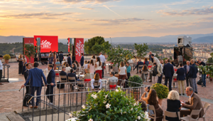 Lilly celebra 150 anni con il maxi-progetto integrato ‘Guardare Lontano’: a Firenze videomapping firmato Havas, edicola con Corriere della Sera, campagna OOH ed eventi al Forte di Belvedere Lilly celebra 150 anni con il maxi-progetto integrato ‘Guardare Lontano’: a Firenze videomapping firmato Havas, edicola con Corriere della Sera, campagna OOH ed eventi al Forte di Belvedere