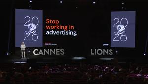 Cannes Lions 2026. Sir John Hegarty prova a scuotere l’advertising: “Per coinvolgere bisogna intrattenere, ma la pubblicità ha dimenticato come farsi amare. Se volete delle agenzie creative sostituite i CEO con i CCO”