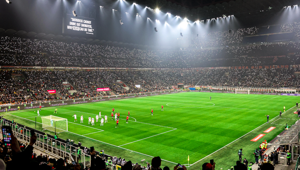 AC Milan illumina San Siro contro ogni forma di razzismo, odio e pregiudizio. L'iniziativa raggiunge oltre 550 milioni di tifosi rossoneri nel mondo