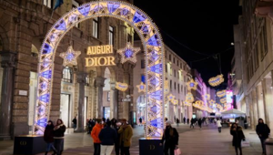 Jungle firma il progetto visivo del Natale Dior 2021 in Corso Vittorio Emanuele a Milano