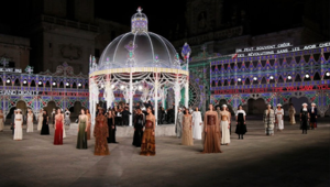 Dior sceglie Lecce e investe 5 mln per una sfilata-show tra arte, bellezza e pizzica che incanta 16 mln di spettatori. Sul palco Sangiorgi canta Meraviglioso