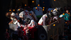 Storico Carnevale Ivrea: 9 squadre di aranceri a piedi e oltre 50 carri da getto per la spettacolare Battaglia delle Arance
