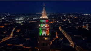 Giochi di luce ha illuminato il Torrazzo di Cremona con il tricolore in una delle serate più buie dall'emergenza Coronavirus