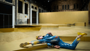 Un pavimento d’oro e un tappeto di conchiglie trasformano i Binari di OGR Torino: le nuove mostre di Maria Hassabi e Nina Canell per un'inedita relazione con il tempo