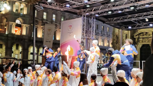 Con Alphaomega la Fiamma delle Paralimpiadi di Milano-Cortina 2026 fa tappa a Milano: staffetta dei tedofori nelle vie del centro e festa in piazza Duomo. Allianz è presenting partner