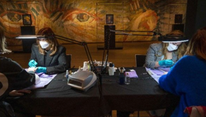 Amsterdam: il Museo Van Gogh si trasforma in un salone di bellezza in protesta verso le misure anti-Covid del governo