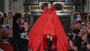 Valentino non sfilerà a Parigi ma sceglie la Milano Fashion Week per presentare le prossime collezioni uomo e donna