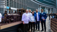 "Winter Games Express": un treno di cioccolato lungo 55,27 metri conquista il Guinness World Records a Palazzo Lombardia "Winter Games Express": un treno di cioccolato lungo 55,27 metri conquista il Guinness World Records a Palazzo Lombardia