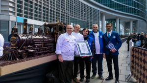 "Winter Games Express": un treno di cioccolato lungo 55,27 metri conquista il Guinness World Records a Palazzo Lombardia