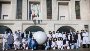 Ospedale Niguarda festeggia l'anniversario con "La tua impronta per un futuro a colori", live performance di medici e sanitari per dipingere il Globo WePlanet con le loro mani