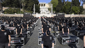 I bauli invadono Roma: oltre 1500 partecipanti e 1000 flight case schierati ai piedi del Pincio per la protesta dei lavoratori dello spettacolo e degli eventi promossa da Bauli In Piazza