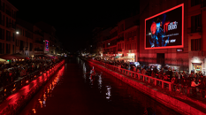 Sky e NOW trasformano il Naviglio Grande in un sinistro set anni ’60 per accogliere l’arrivo della serie "IT: Welcome to Derry" Sky e NOW trasformano il Naviglio Grande in un sinistro set anni ’60 per accogliere l’arrivo della serie "IT: Welcome to Derry"