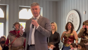 Cinecittà World e Roma World danno il via alla nuova stagione con 40 attrazioni, 7 aree a tema, 6 spettacoli live al giorno e un cartellone di oltre 100 eventi