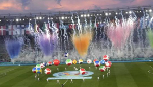 Tripudio di effetti speciali e animazioni per l'avvio degli Europei con la cerimonia di apertura di Filmmaster Events, che porta in città anche un palinsesto di 400 ore di eventi live nella FanZone 'diffusa'