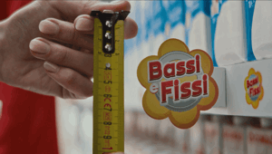 Conad lancia un nuovo soggetto TV per “Bassi e Fissi”  a sostegno del potere d’acquisto delle famiglie. Firma Ogilvy