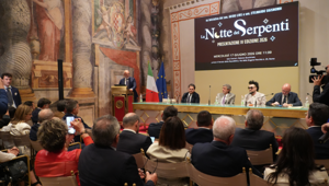 La Notte dei Serpenti scalda i motori per la quarta edizione a Pescara: il concertone di Enrico Melozzi debutta in prima serata su Rai 1 e apre la call a nuovi partner privati e istituzionali