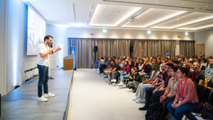 Disagio psicologico, ansia sociale e relazioni fragili: il 20% degli under 30 in difficoltà e cercano sempre più risposte nei social. Il bisogno di relazioni autentiche spinge migliaia di giovani a vivere il valore del confronto negli eventi dal vivo