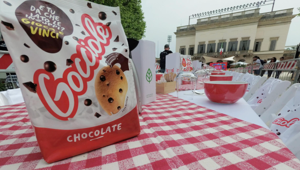 Pavesi gioca sull'inzuppo giusto di Gocciole con Auge a “Party Like a Deejay”, a Milano, insieme a una maxi colazione per 140 persone