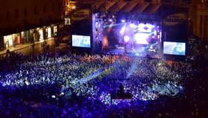 A Firenze tutti in piazza per Yoga Radio Bruno Estate. Main sponsor il succo di frutta Yoga