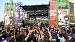 Oltre 1000 persone alla biblioteca degli alberi in Porta Nuova per la Color future Parade animata da 300 performer e dal concerto di Jimmy Sax