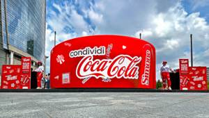 Torna 'Condividi Coca-Cola'. Il lancio ufficiale parte da Milano con un’installazione esperienziale in Piazza Gae Aulenti dove personalizzare la propria lattina con messaggi dedicati