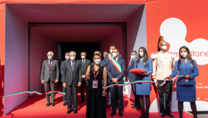Salone del Mobile 2021: opening musicale in Triennale con il live di Marco Mengoni e già 30mila visitatori il primo giorno in Fiera. Mattarella al taglio del nastro: "Momento di rilancio del Paese"