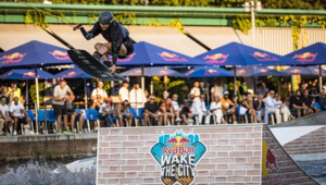 Red Bull Wake the City elettrizza la Darsena di Milano con una carica di energia e spettacolo. Firma AADV