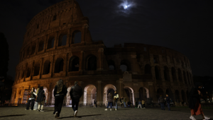 Milioni di persone nel mondo unite per Earth Hour 2024. In Italia spenti Colosseo, Vaticano e oltre 200 monumenti e piazze nei comuni